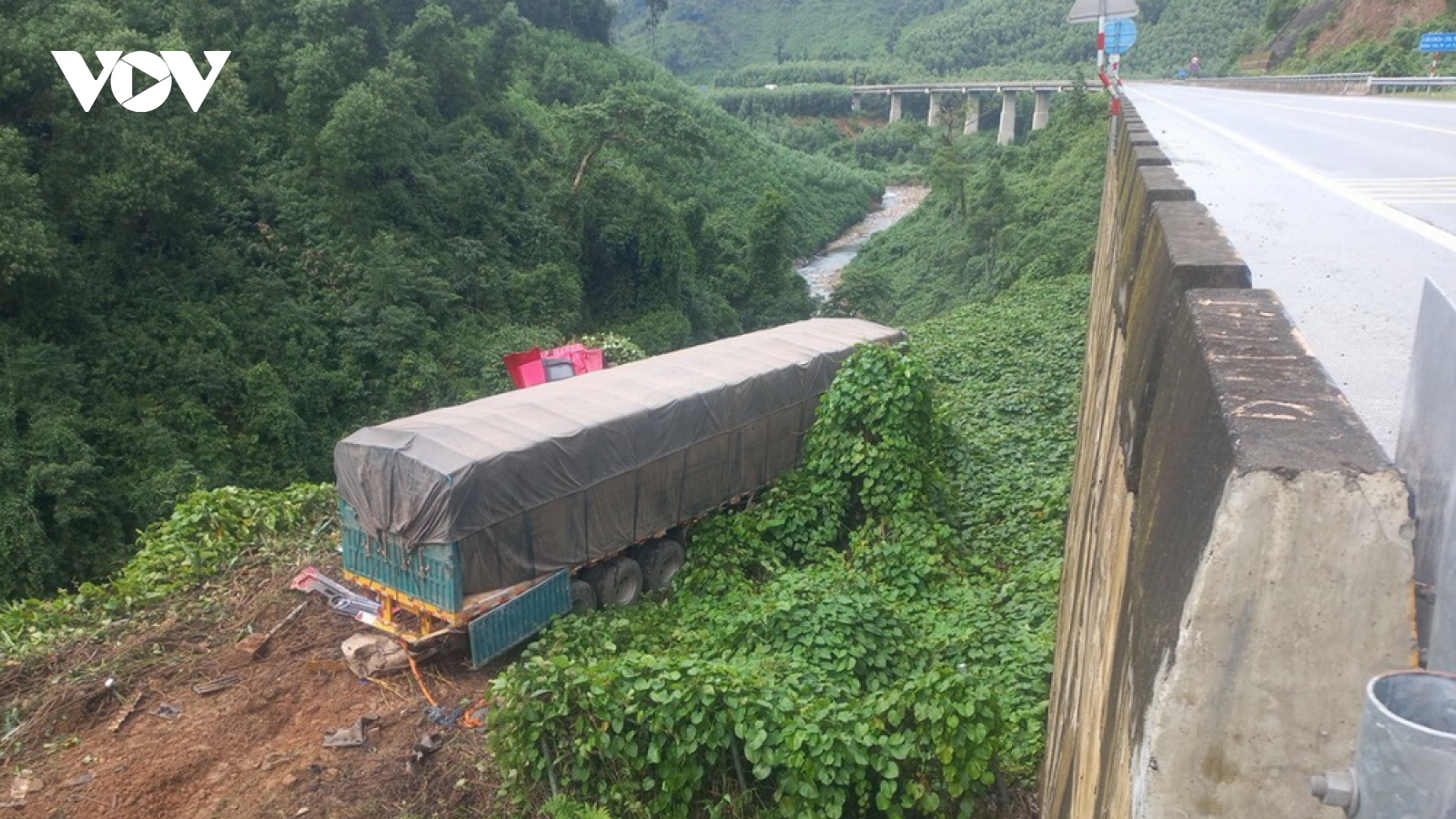 Xe ô tô đầu kéo lao xuống vực, 2 người trên xe bị thương