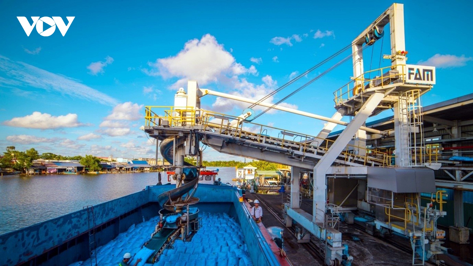 Xuất khẩu: Cần chân kiềng vững