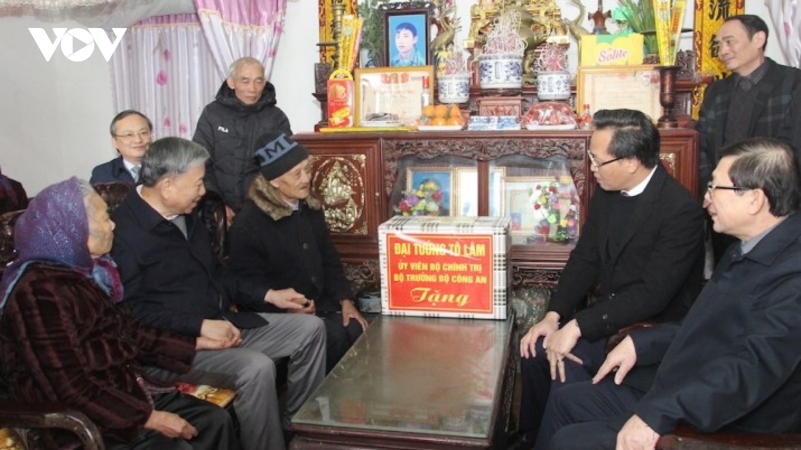 Đại tướng Tô Lâm tặng quà các gia đình chính sách, người khó khăn tại Hưng Yên