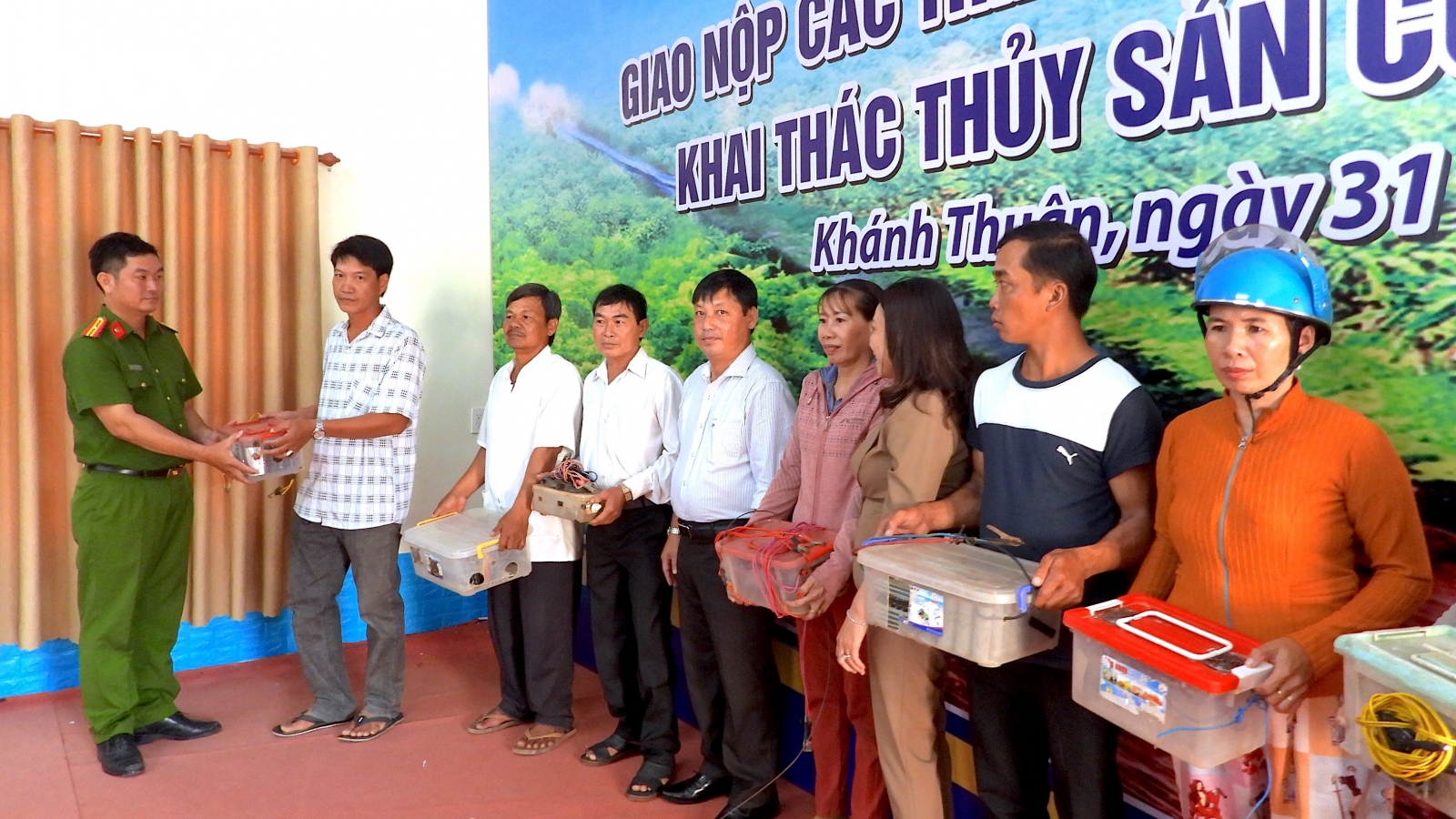 56 hộ dân ở U Minh tự nguyện giao nộp xung điện