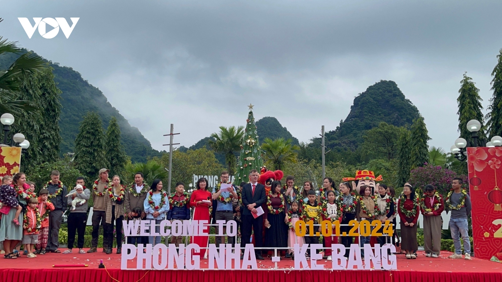 Đón những du khách đầu tiên xông đất tại “Vương quốc hang động Quảng Bình”