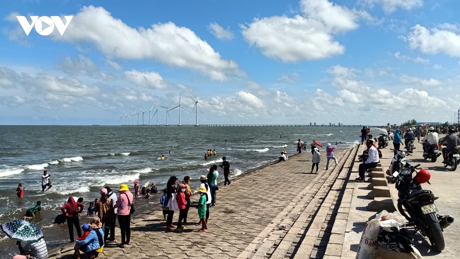 Khu du lịch biển Ba Động thu hút hàng chục ngàn lượt khách 3 ngày Tết Dương lịch