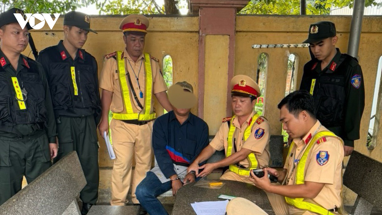 Bị dừng xe kiểm tra, lái xe dùng dao tấn công cảnh sát giao thông