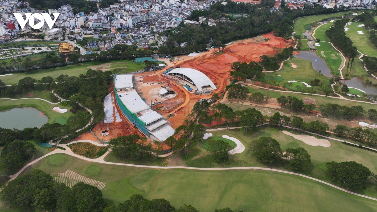 Buộc tháo dỡ công trình xây dựng trái phép tại sân golf Đồi Cù Đà Lạt trước 15/2