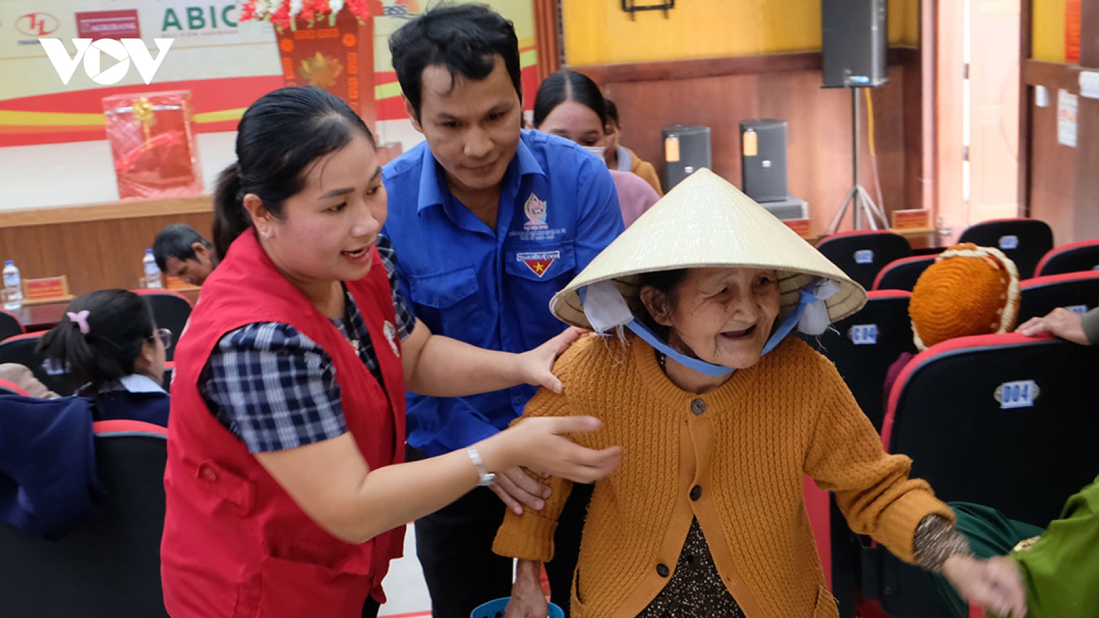 VOV Miền Trung và các đơn vị đồng hành khám bệnh, tặng quà đồng bào nghèo