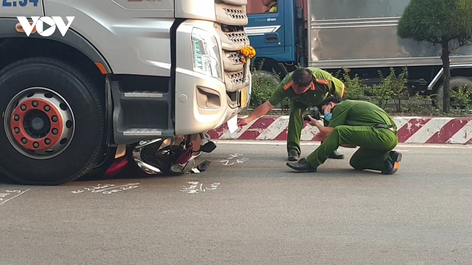 Va chạm với xe bồn, 2 người đi xe máy ở Bình Dương tử vong tại chỗ