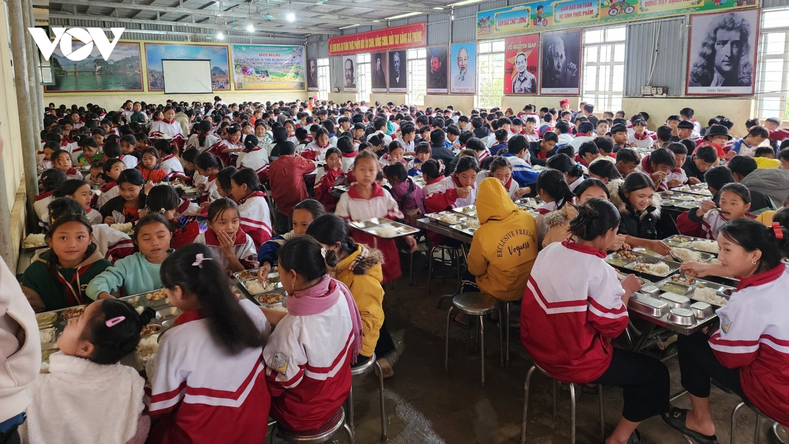 Bữa ăn bán trú "kéo" học sinh vùng khó đến trường