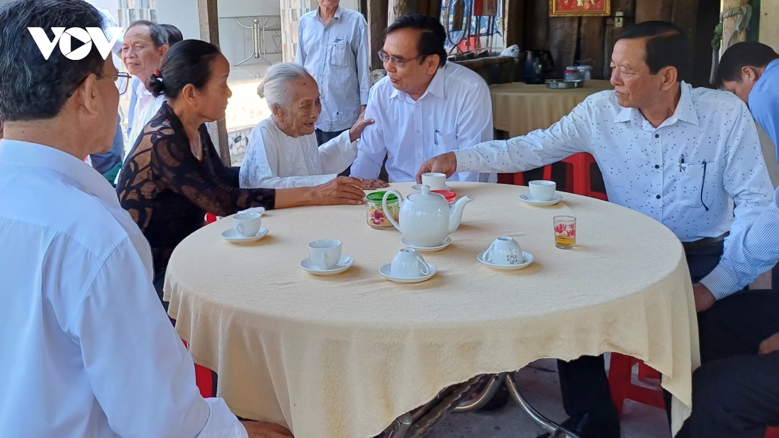 Các địa phương tặng hàng nghìn suất quà Tết cho người nghèo, người có công