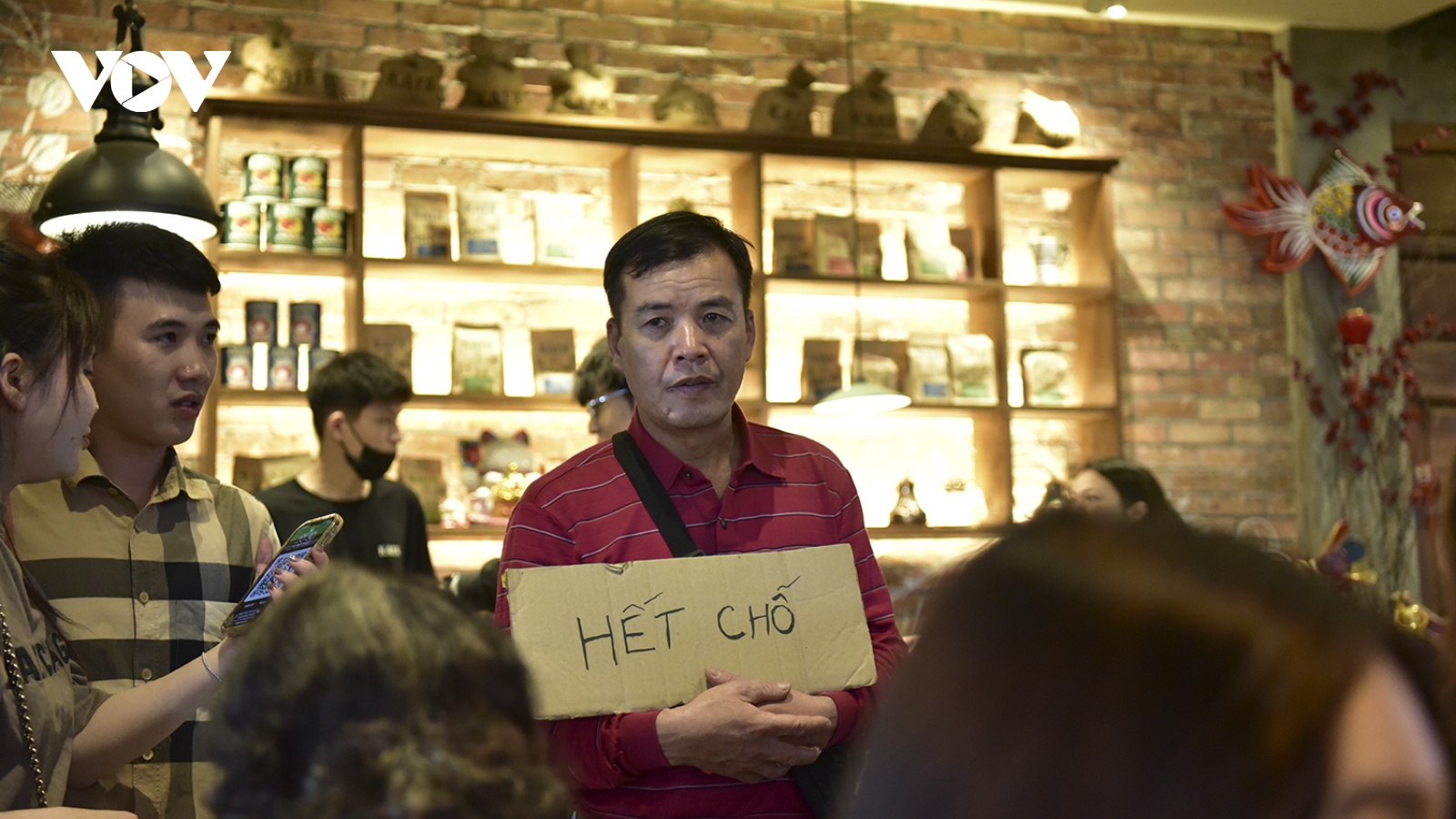 Người Hà Nội ùn ùn đổ về Hồ Gươm đón năm mới 2024, hàng quán “hốt bạc”