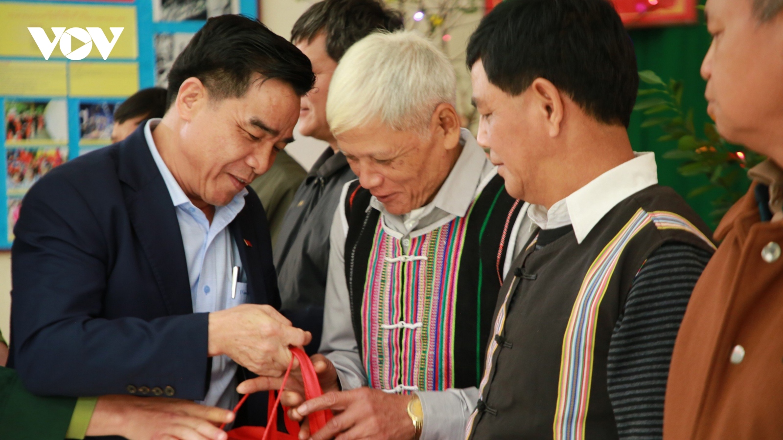 Người dân vùng cao biên giới Quảng Nam được hỗ trợ gạo và nhu yếu phẩm đón Tết