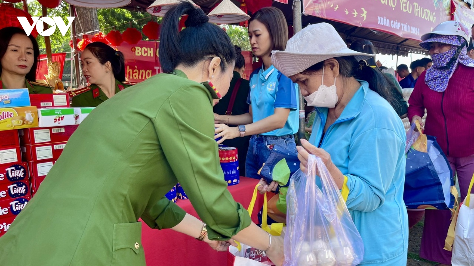 Phiên chợ yêu thương giúp người nghèo có Tết