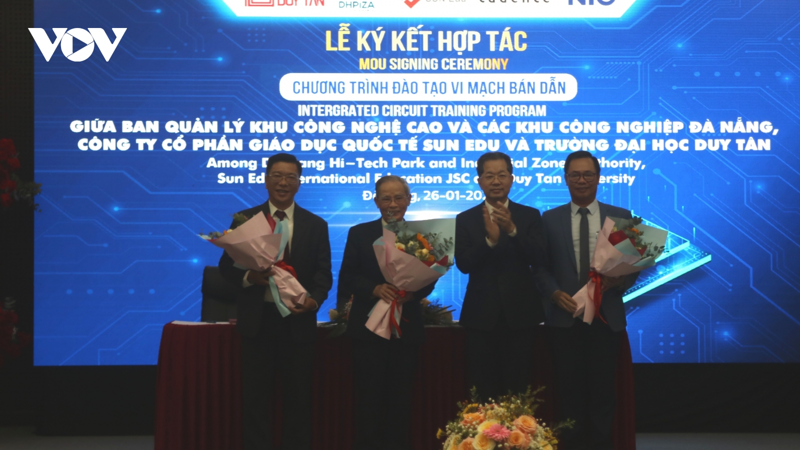Đà Nẵng ký kết thỏa thuận hợp tác 3 bên về đào tạo thiết kế vi mạch, bán dẫn