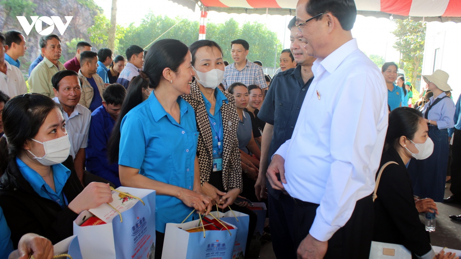 Phó Chủ tịch Quốc hội Trần Quang Phương tặng quà và chúc Tết tại Quảng Trị