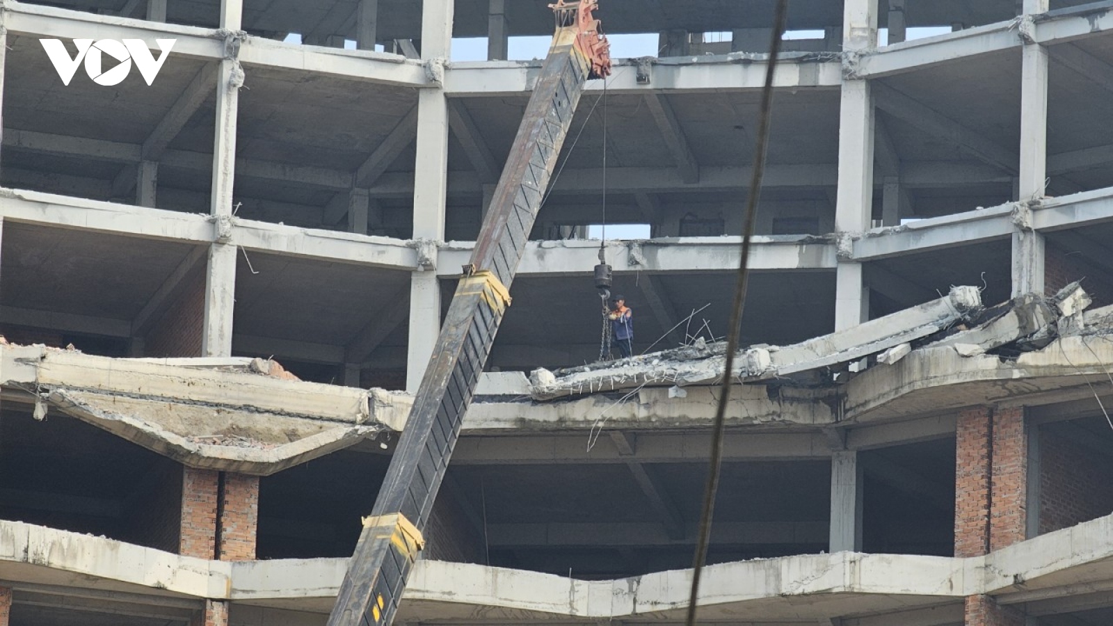 Chủ khách sạn 12 tầng xây trái phép ở Phú Quốc tháo dỡ công trình