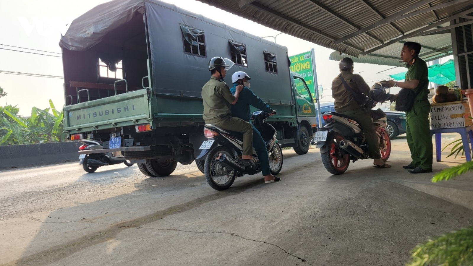 Công an dùng chó nghiệp vụ vây ráp đối tượng giết người