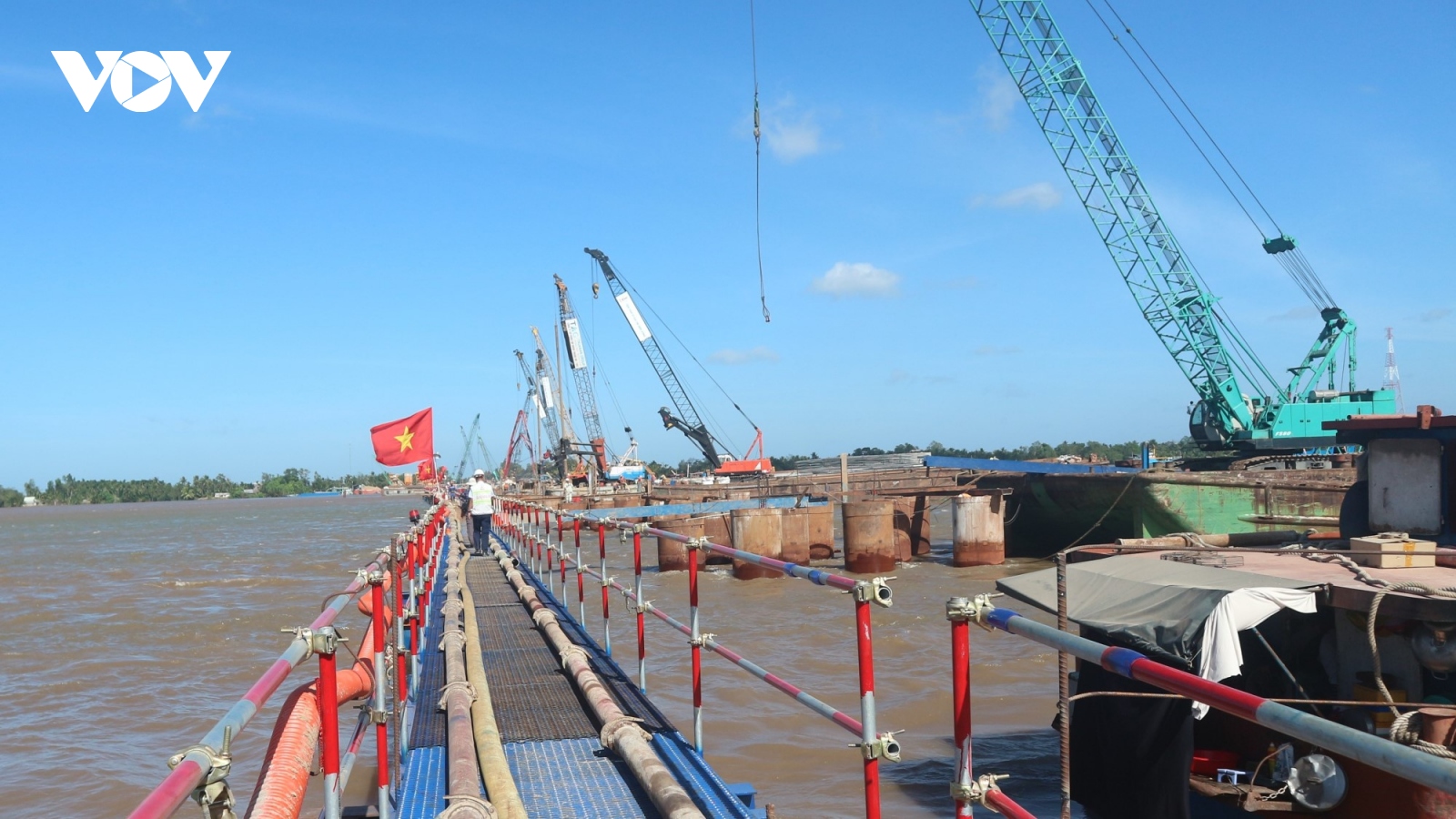 Cán bộ, công nhân lao động khẩn trương thi công dự án cầu Đại Ngãi