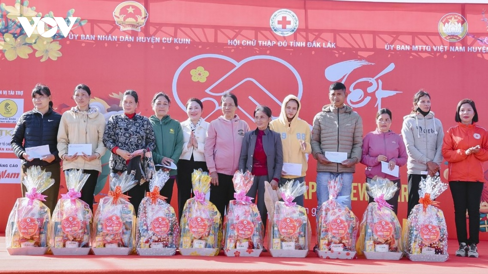 3,75 tỷ đồng tặng quà đối tượng chính sách, gia đình khó khăn ở Cư Kuin, Đắk Lắk