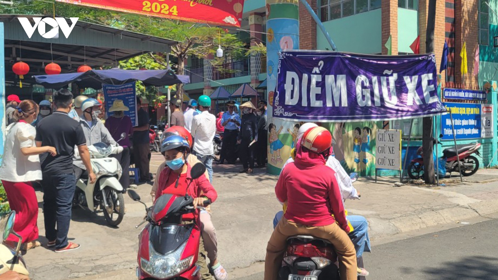 Xử phạt nhiều điểm giữ xe giá cao, chèo kéo khách đi chùa Bà ở Bình Dương