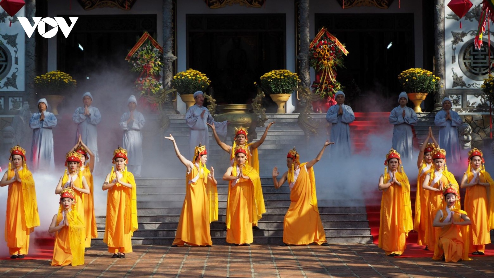 Đông đảo người dân và du khách tham gia lễ hội đền Huyền Trân