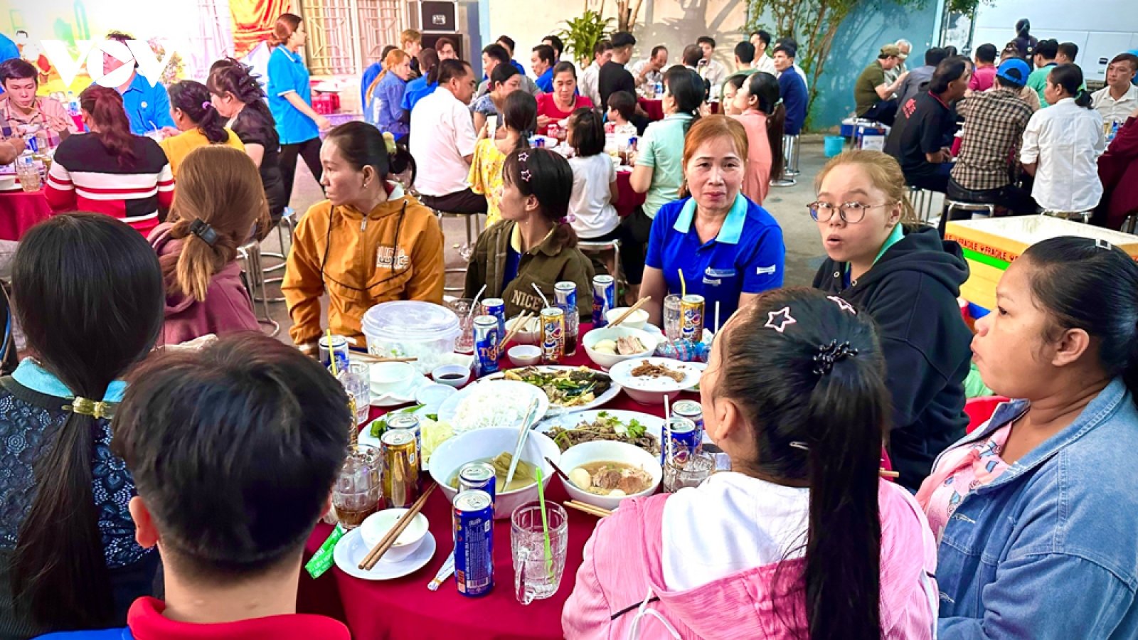 Hạnh phúc bên mâm cơm đầm ấm cho công nhân ở lại Bình Dương