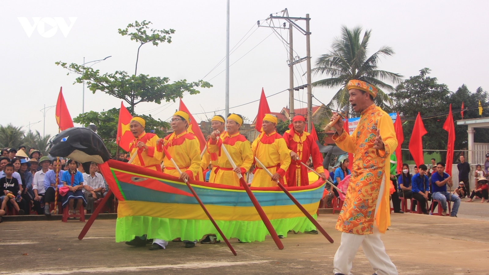 Ngư dân Quảng Bình đồng loạt ra khơi mở biển sau lễ cầu ngư