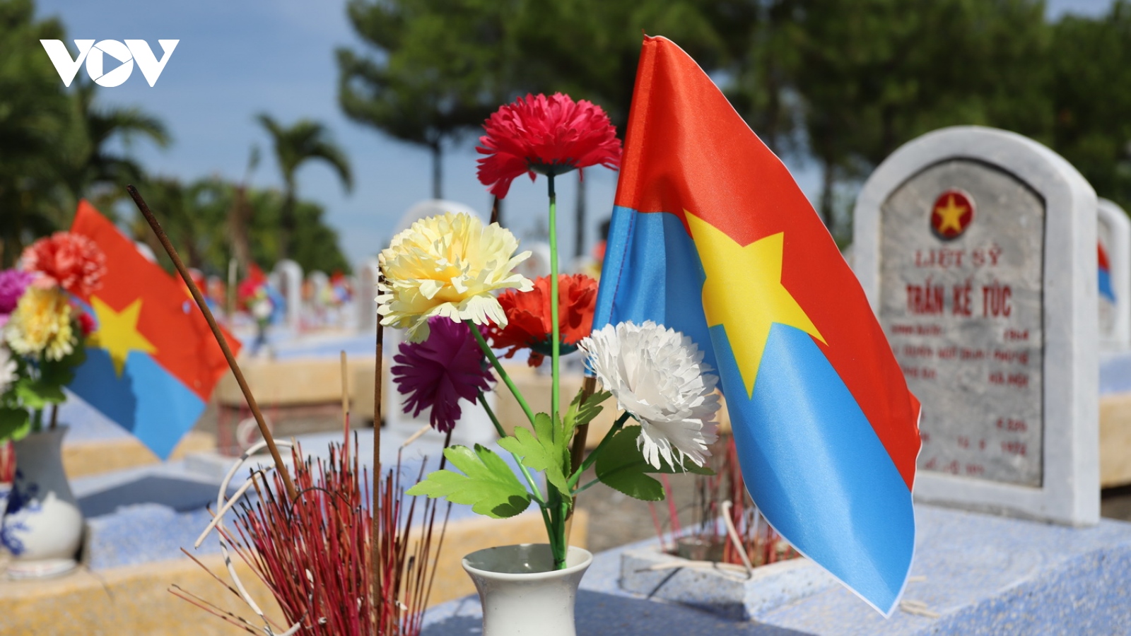 Tiếng chuông và chim bồ câu hòa bình tại nghĩa trang liệt sĩ