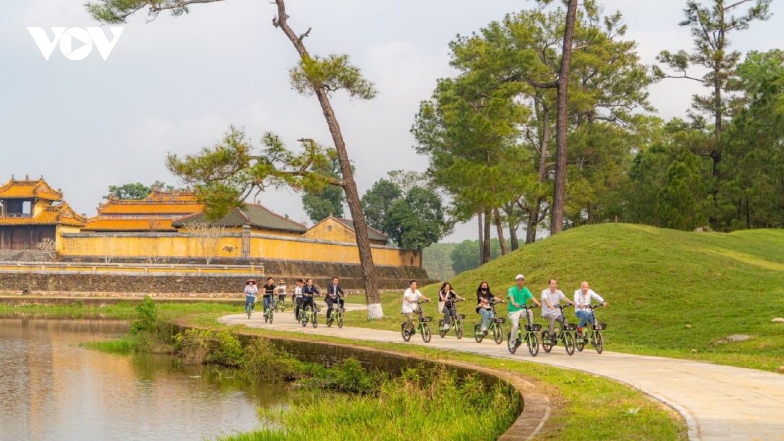 Khai trương tuyến du lịch xanh tại khu vực lăng vua Gia Long