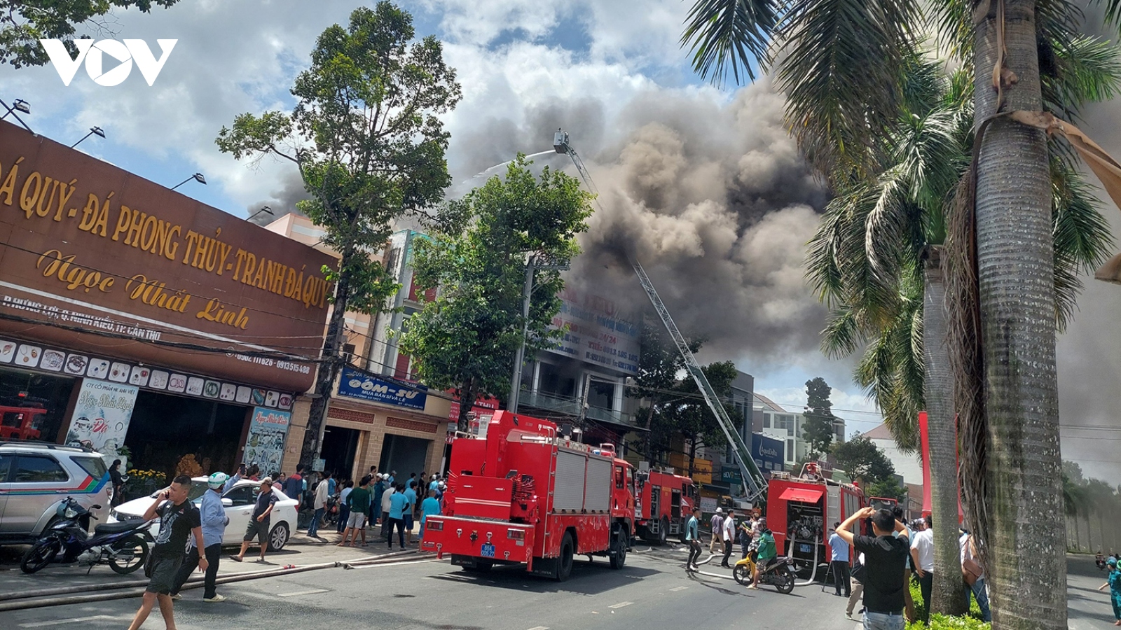 Garage ô tô ở Cần Thơ cháy lớn, khói đen nghịt trời