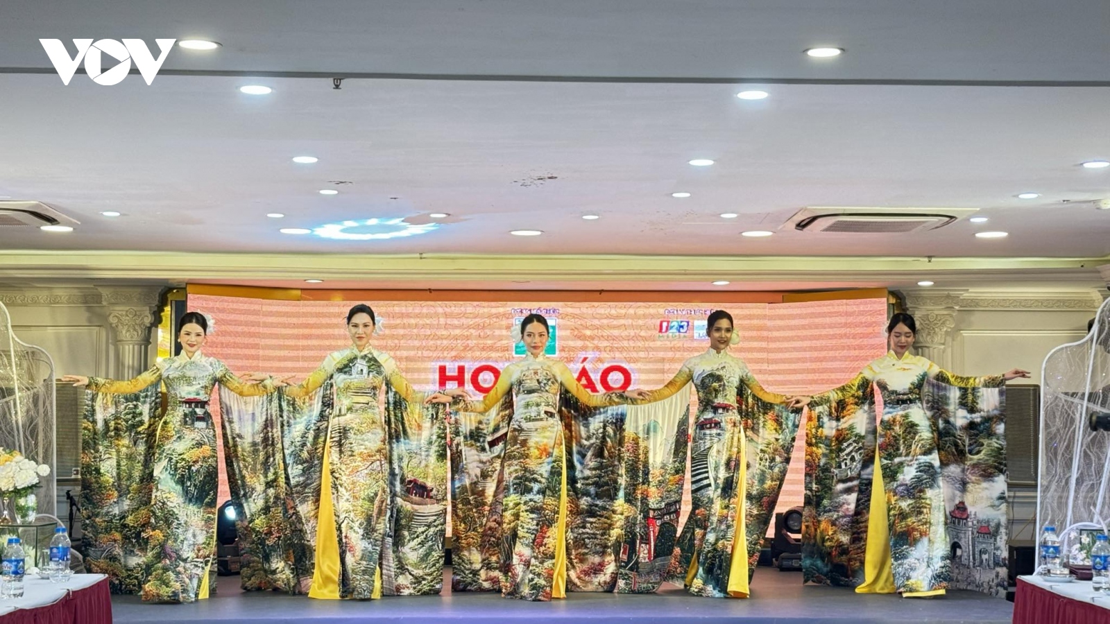 “Về với cội nguồn”- Bộ sưu tập áo dài tôn vinh di sản văn hoá dân tộc