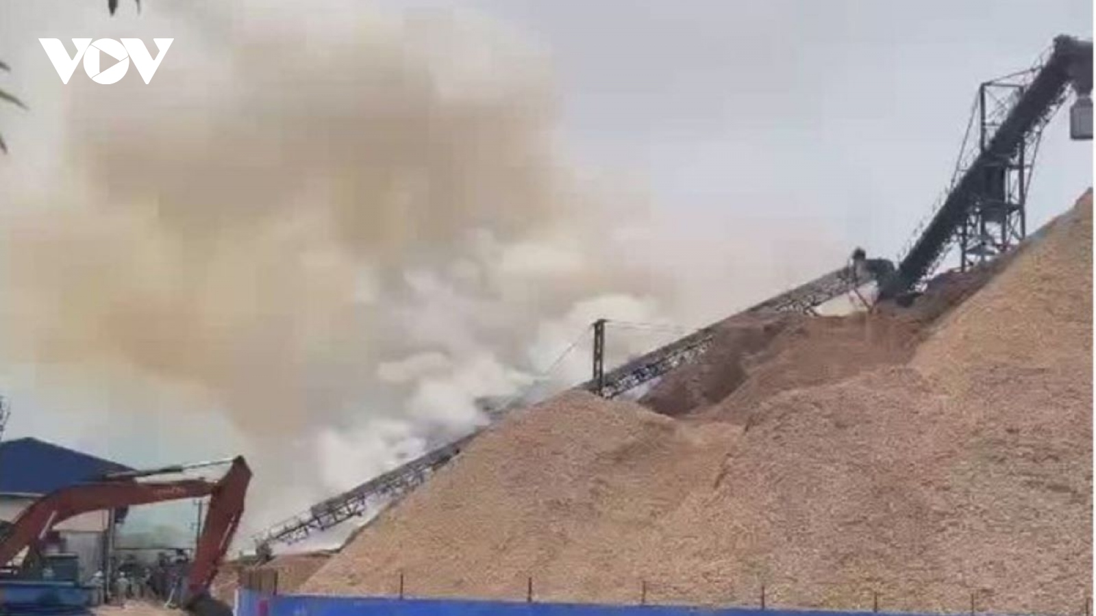 Cháy dữ dội bãi dăm gỗ ở Khu kinh tế Chân Mây-Lăng Cô