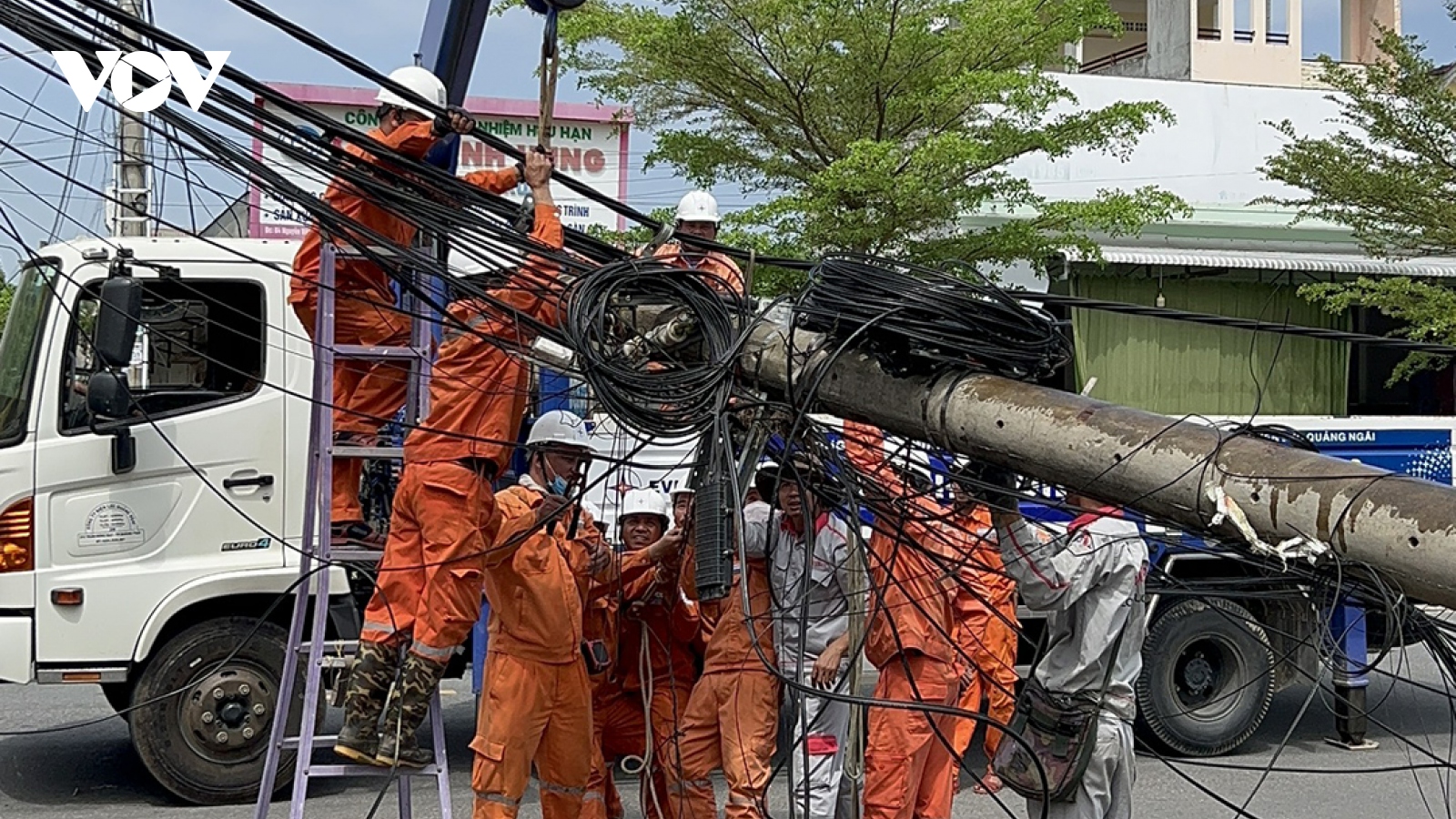 Xe ô tô đầu kéo đi vào đường cấm, kéo đổ 4 trụ điện