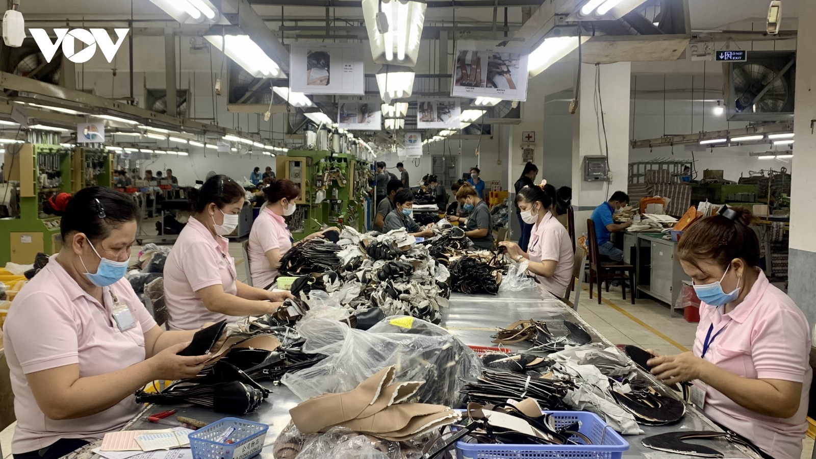 Nhiều nhà máy ở TP.HCM tất bật đơn hàng, công nhân vui mừng tăng ca