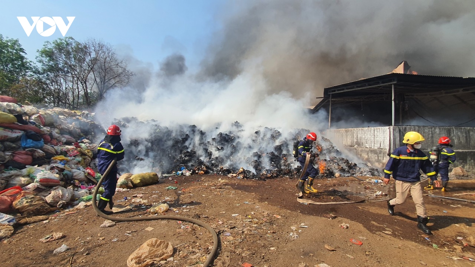 Cháy lớn tại bãi chứa rác ở Chư Sê, Gia Lai