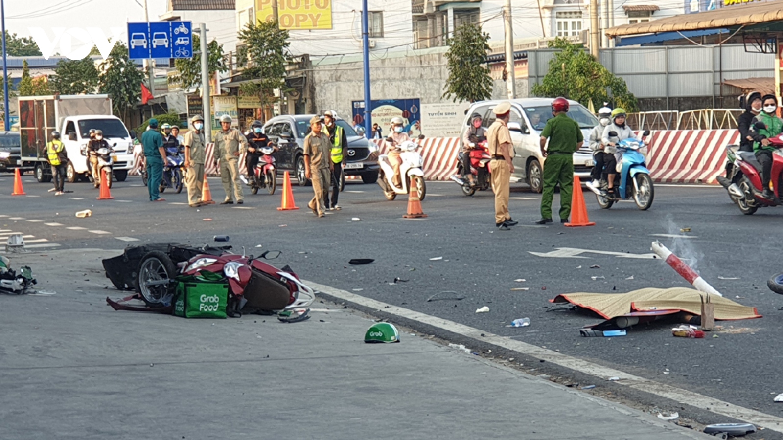 Xe bán tải tông nhiều xe máy ở Bình Dương khiến 1 người chết, 4 người bị thương