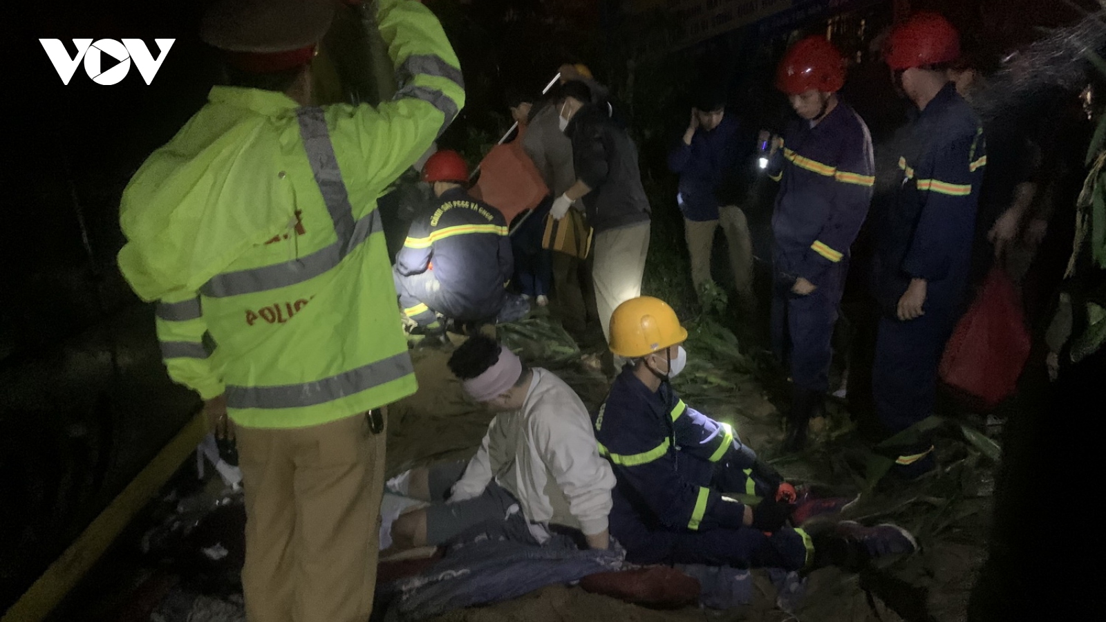 Lật xe khách, 13 người bị thương