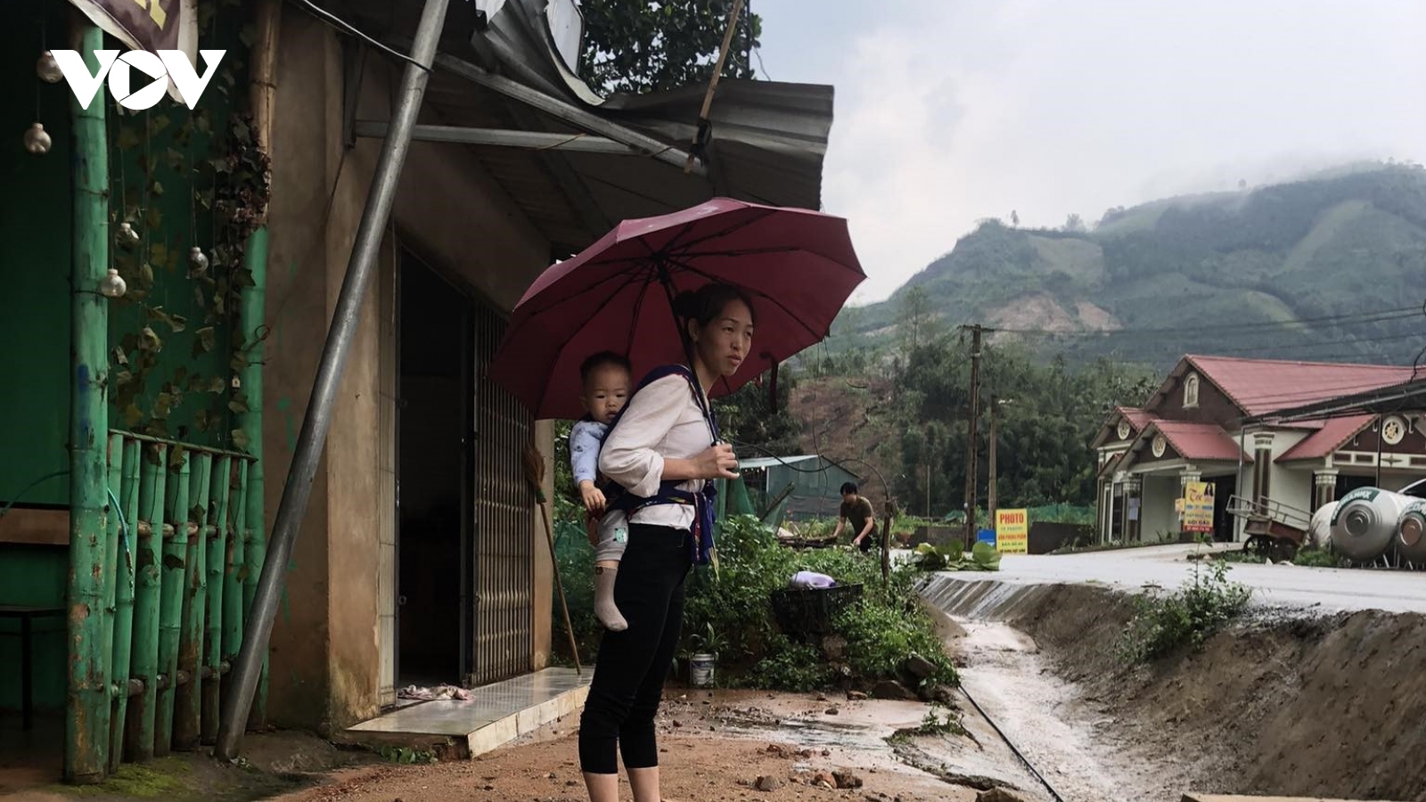 Nước bùn dội vào nhà, người dân phải lên quốc lộ dựng lán tránh