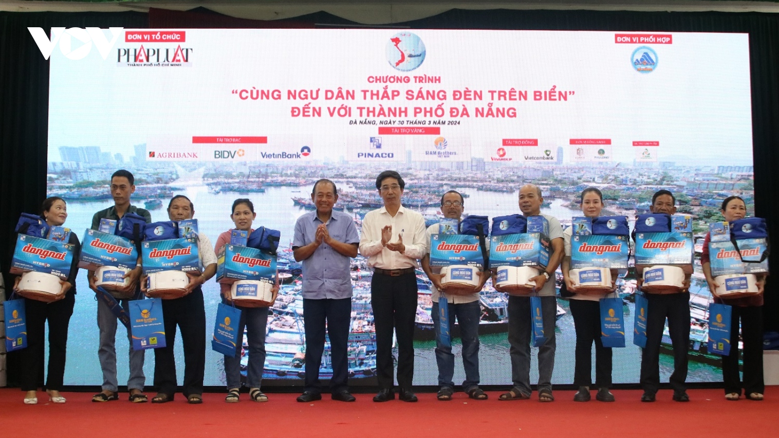 Chương trình Cùng ngư dân thắp sáng đèn trên biển trao tặng ngư dân 200 suất quà