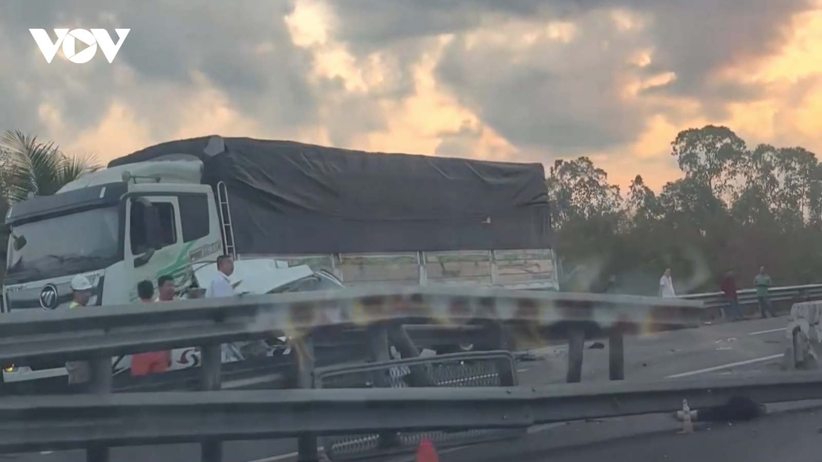 Tai nạn liên hoàn trên cao tốc, hai người thương vong