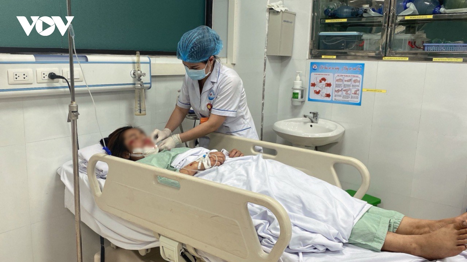 Vượt biển đưa bệnh nhân về đất liền cấp cứu xuyên đêm