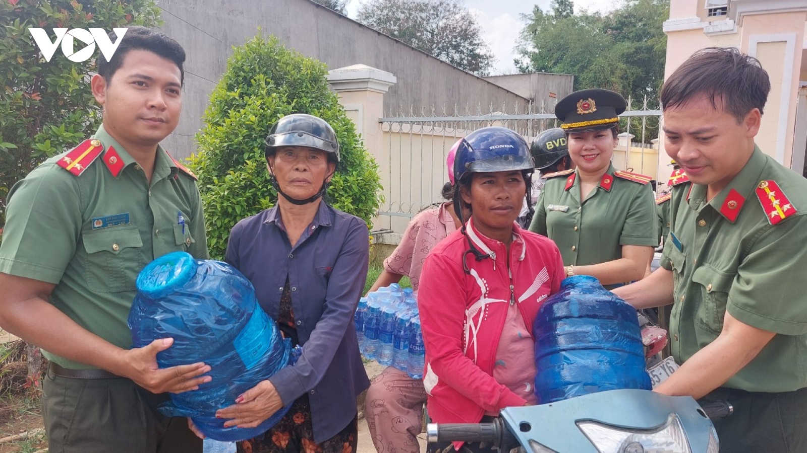 Công an tỉnh Sóc Trăng hỗ trợ hàng ngàn thùng nước lọc cho người dân