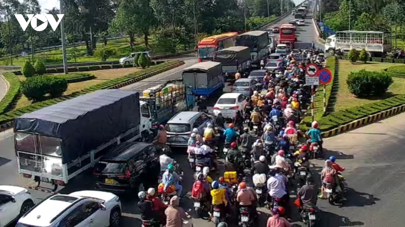 Giao thông ùn ứ nghiêm trọng ở cầu Rạch Miễu