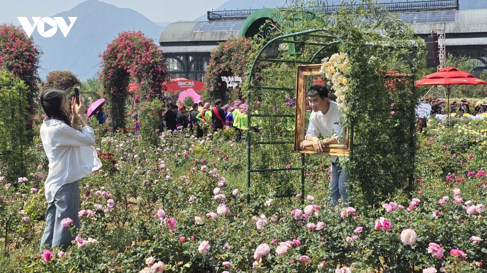 Du khách đắm chìm giữa sắc màu văn hóa của Lễ hội mùa hè Sa Pa