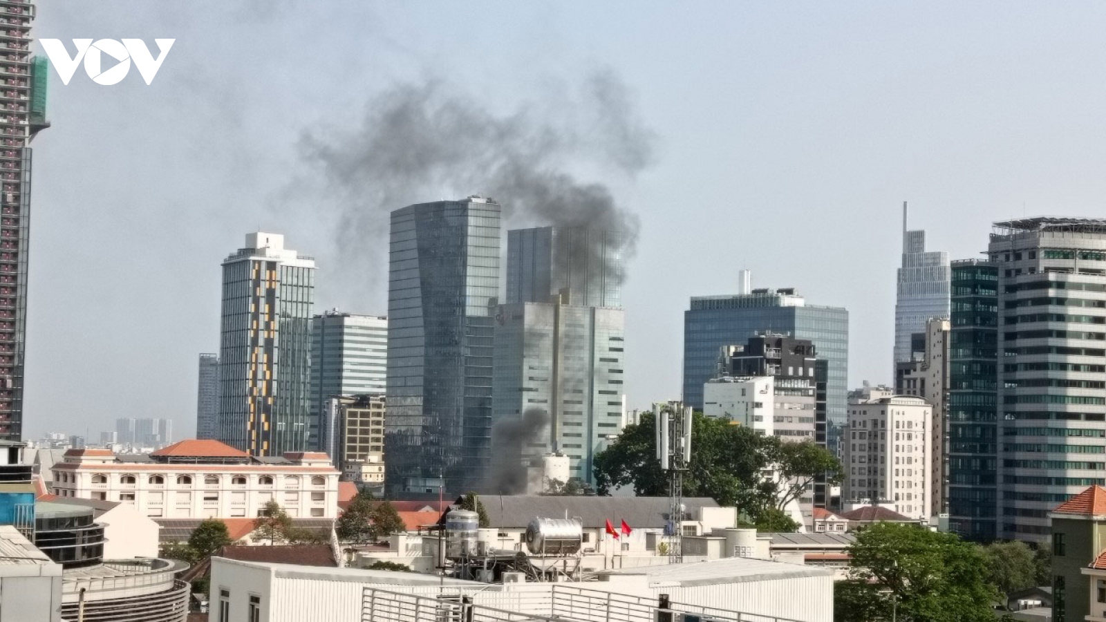 Dập tắt đám cháy tại nhà dân ở quận trung tâm của TP.HCM