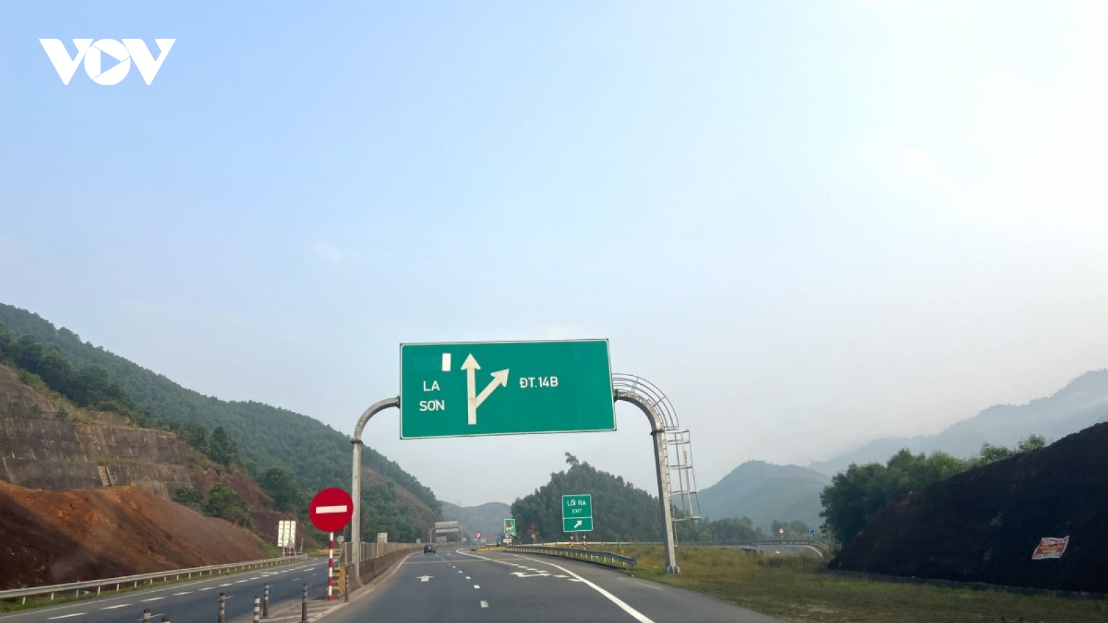 Cấm xe vào cao tốc Cam Lộ - La Sơn: Giải pháp cắt ngọn tỉa cành?