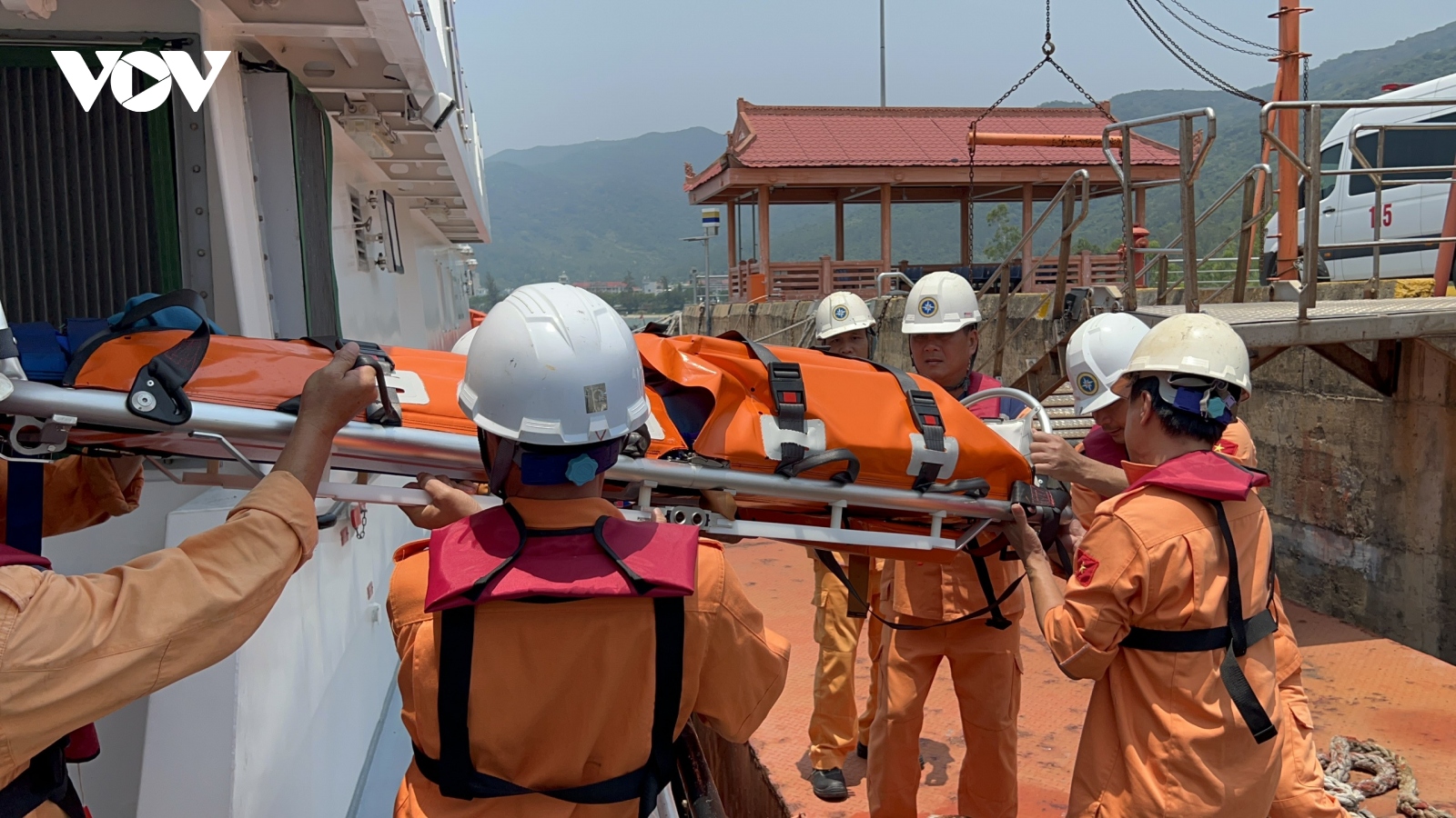 Cứu ngư dân gặp nạn trên khu vực biển Hoàng Sa