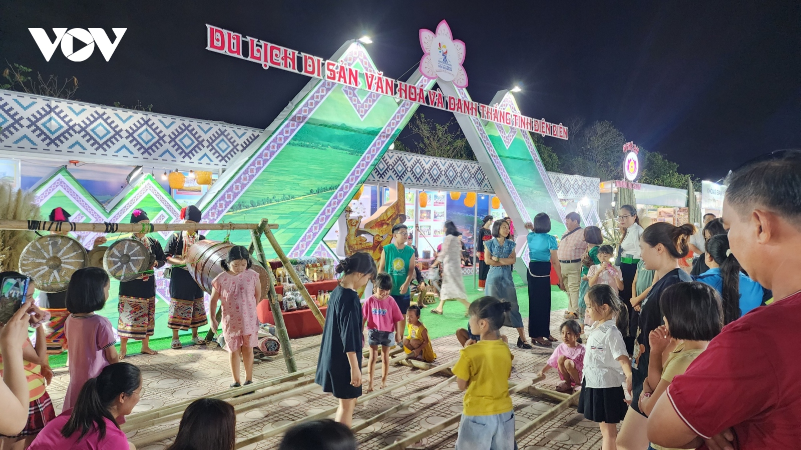 Khai mạc triển lãm "Du lịch qua các miền di sản và danh thắng Việt Nam"