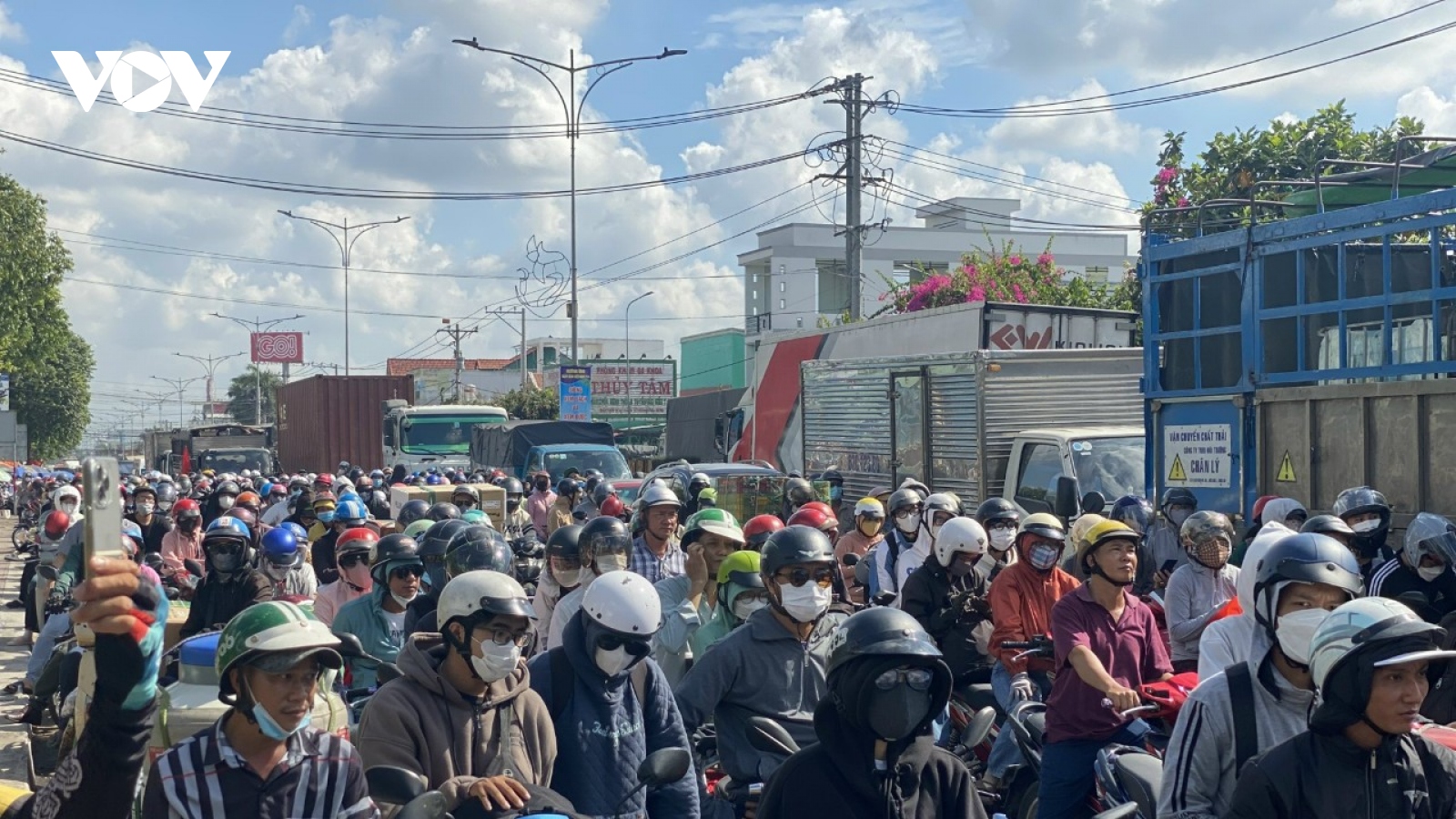 Ùn tắc giao thông, trạm thu phí BOT cầu Rạch Miễu phải nhiều lần xả trạm