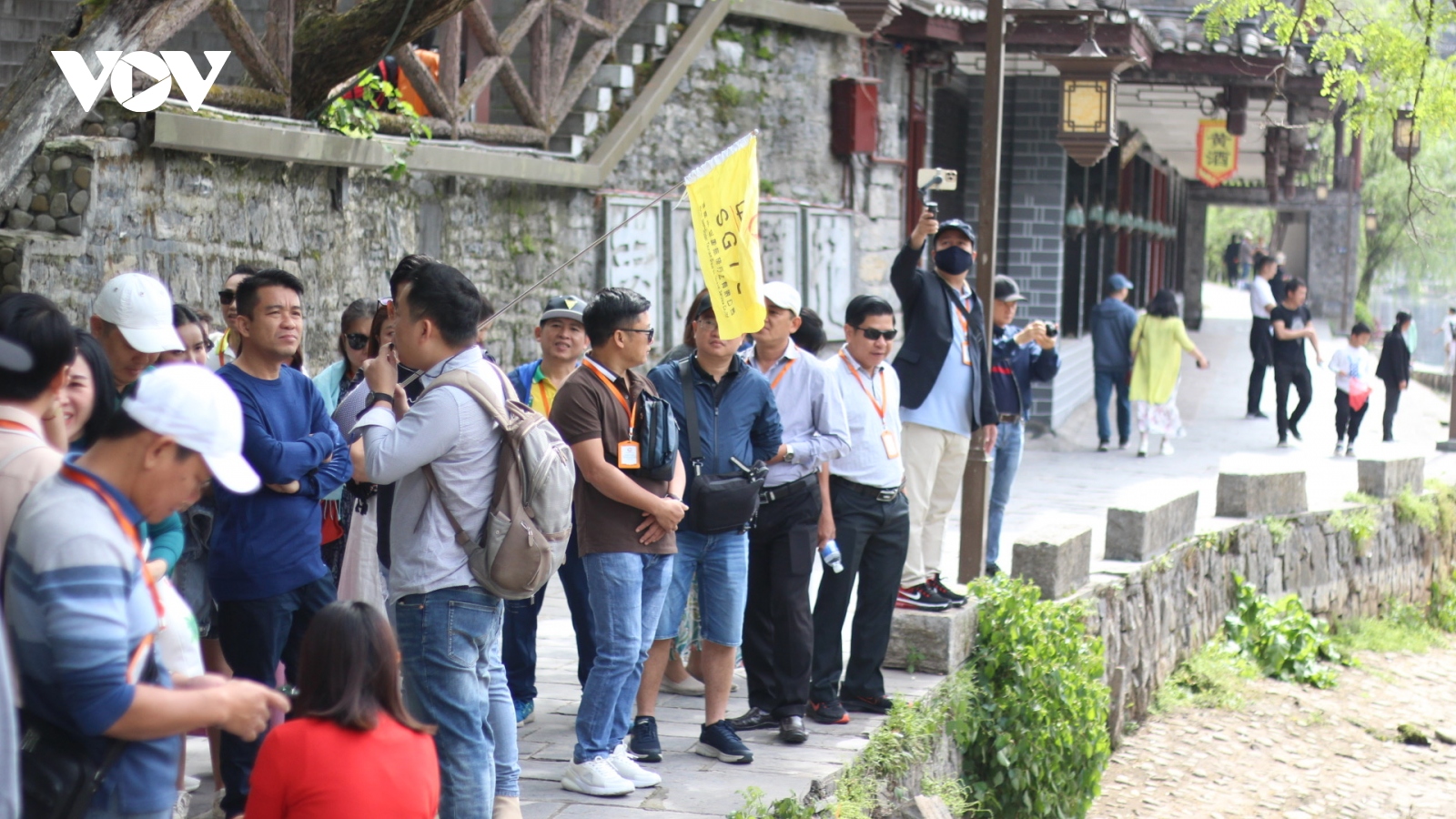 Du lịch nội địa xoay xở giữa "cơn bão" giá vé máy bay