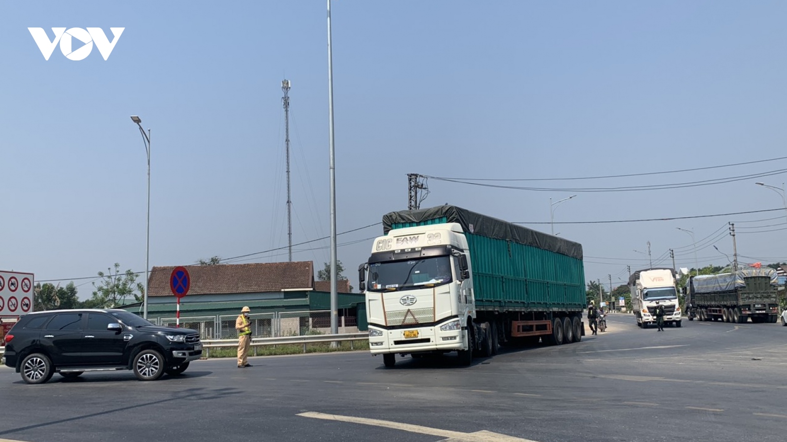Hình ảnh ngày đầu cấm phương tiện trọng tải lớn vào cao tốc Cam Lộ -La Sơn