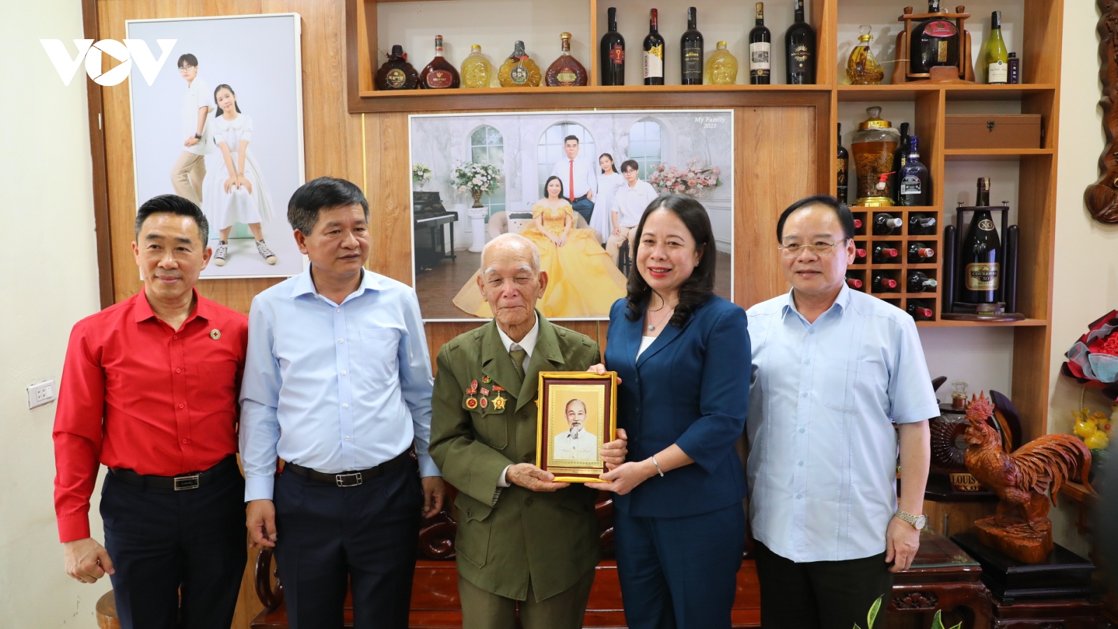 Quyền Chủ tịch nước Võ Thị Ánh Xuân thăm, tặng quà chiến sĩ Điện Biên